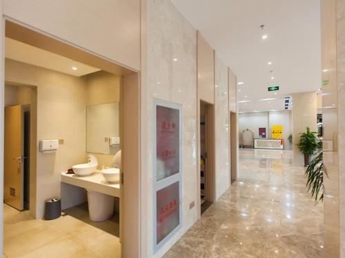 - une grande salle de bains avec lavabo dans un bâtiment dans l'établissement Lavande Hotel (Chengde Mountain Resort Waiba Temple Branch), à Chengde