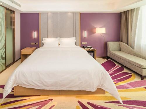 Un pat sau paturi într-o cameră la Lavande Hotel (Binzhou Huanghe 8th Road, People's Hospital Branch)
