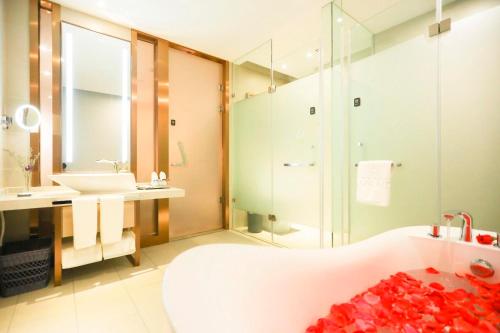 A bathroom at Lavande Hotel (Shijiazhuang Luquan Baoduzhai Beiguo Shopping Center Branch)