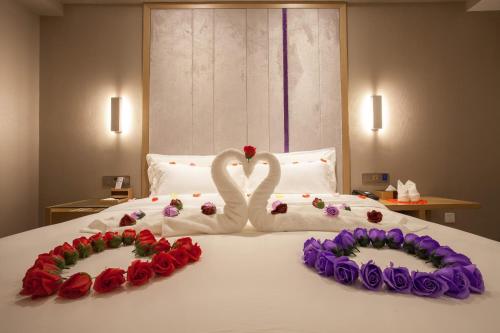 two swans made out of towels on a bed at Lavande Hotel Xuzhou West Exit of High Speed Rail Station Branch in Xuzhou