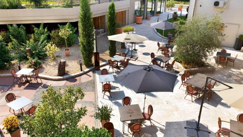 an overhead view of a patio with tables and umbrellas at Hotel Villa Toskana in Leimen