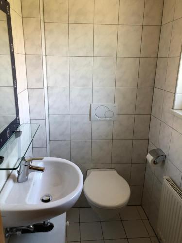 a bathroom with a toilet and a sink at Ferienwohnungen Schäfer in Obersulm