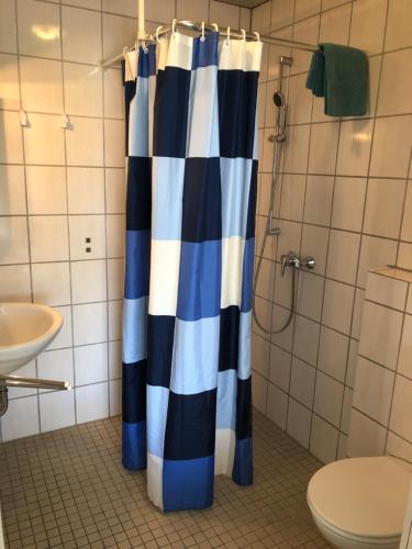 a bathroom with a black and white shower curtain at Ferienwohnungen Schäfer in Obersulm