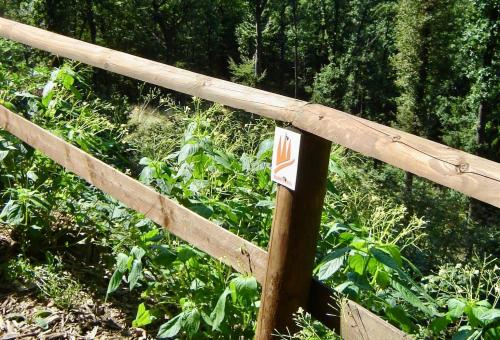 a wooden fence with a no trespassing sign on it at Ferienwohnung im Naturpark Rhein-Westerwald in Rengsdorf