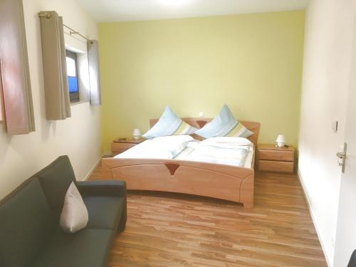 1 dormitorio con 1 cama con almohadas blancas en Ferienwohnungen an der Obermaintherme, en Bad Staffelstein