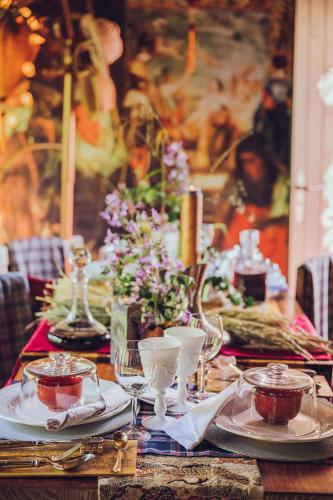 a table with plates and wine glasses on it at Au2 Maison d'Hôtes - Guest House Au2 in Muidorge