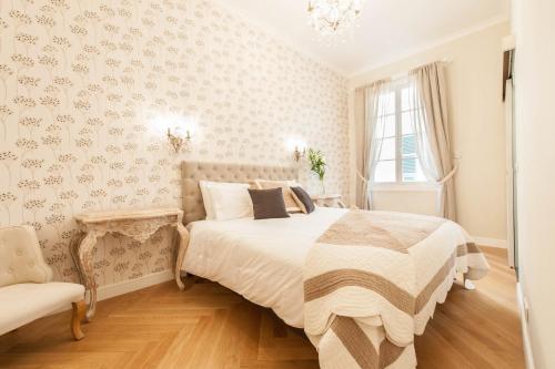 une chambre avec un lit et une chaise dans l'établissement Sunlight Properties - Cristal - Old Town area, 3 Bedrooms, stunning Nice holiday rental apartment, à Nice