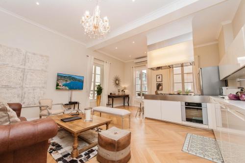 un salon avec un canapé et une table dans l'établissement Sunlight Properties - Cristal - Old Town area, 3 Bedrooms, stunning Nice holiday rental apartment, à Nice