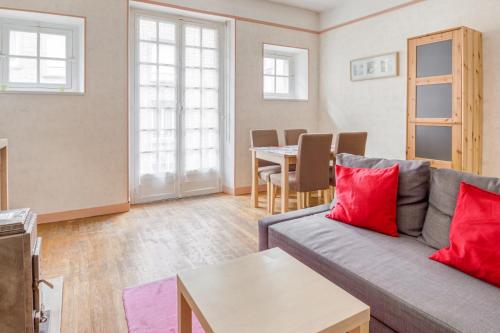 un salon avec un canapé et une table dans l'établissement Ermine - Intramuros proche plage - St Malo, à Saint-Malo
