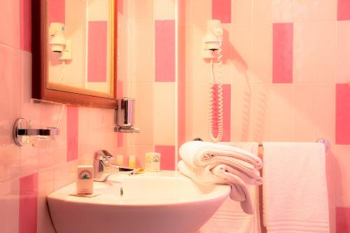 Bagno di Hotel Il Faro Della Guitgia Tommasino