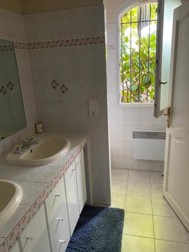 Um banheiro em Chambre spacieuse indépendante dans villa plus parking privée