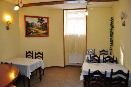 una stanza con due letti, un tavolo e una finestra di Apartament-Minihotel Elpida a Lviv