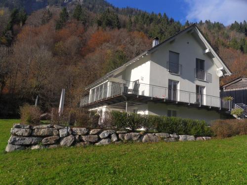 Casa bianca con balcone su una collina di DAS Max a Dalaas