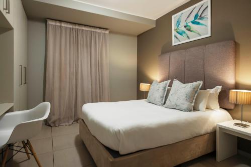 A bed or beds in a room at CAG The Atrium Rivonia