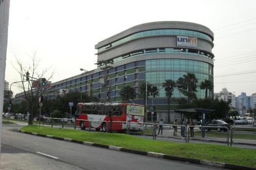a bus is parked in front of a building at Jóias Preciosas- Kitnet Mobiliado in Campinas