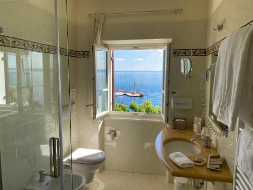 A bathroom at La Vittoria Boutique Hotel