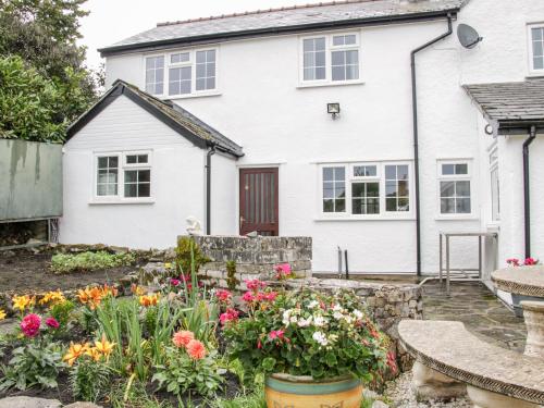 a garden in front of a white house at Bryn Celyn in Oswestry