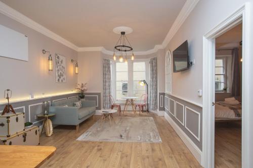 sala de estar con sofá y mesa en Alma Apartments In A Perfect Location en Bristol