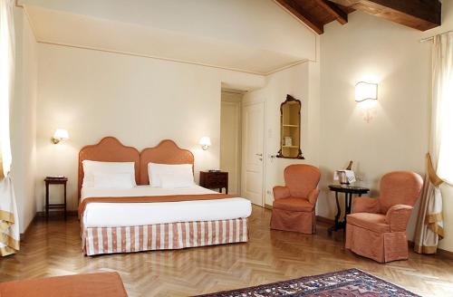 A bed or beds in a room at La Vittoria Boutique Hotel