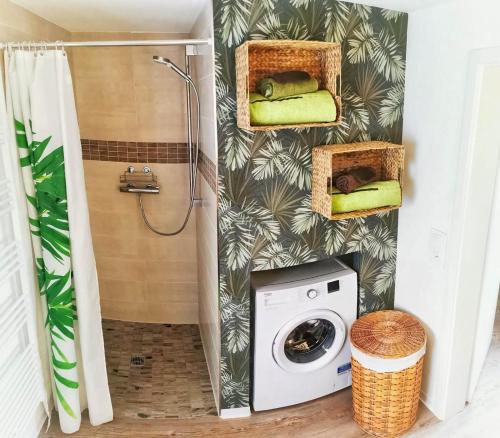 Waschmaschine und Trockner im Bad mit Waschmaschine in der Unterkunft Ferienwohnung Sophia in Liessow