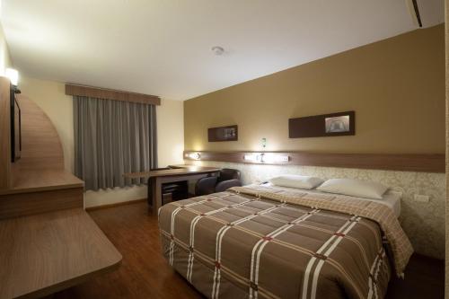 Katil atau katil-katil dalam bilik di Hotel 10 Ponta Grossa