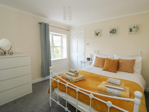 a bedroom with a bed and a window at Cobbler's Cottage in Norwich