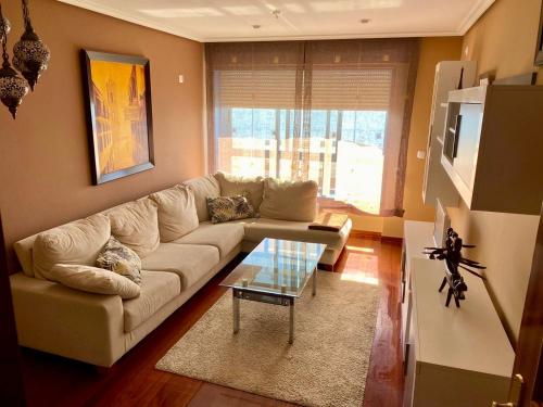 坎加斯德穆拉索的住宿－Punta Salgueirón，带沙发和咖啡桌的客厅
