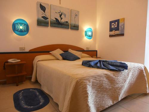 1 dormitorio con 1 cama con 2 almohadas en Hotel Toscana, en Marotta