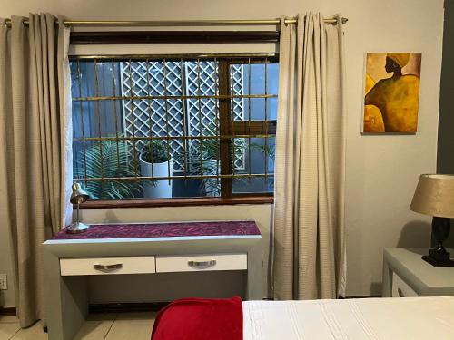 a bedroom with a window and a bed and a windowpectpect at Marion Lodge in Johannesburg