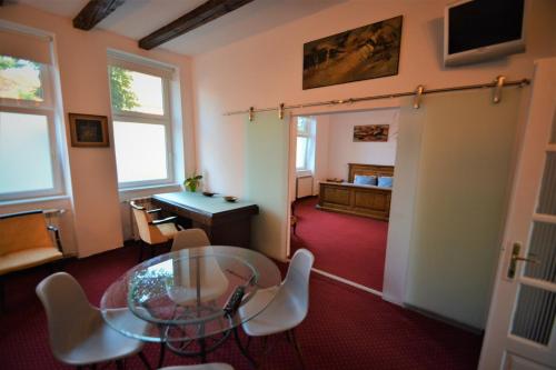 Zimmer mit einem Tisch und Stühlen sowie einem Schlafzimmer in der Unterkunft CASA ADO in Oradea