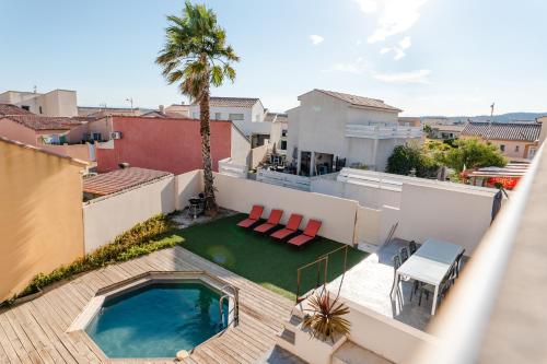 - une vue sur la piscine sur le toit d'une maison dans l'établissement Belle villa avec piscine - Maison de Margaux, à Gruissan