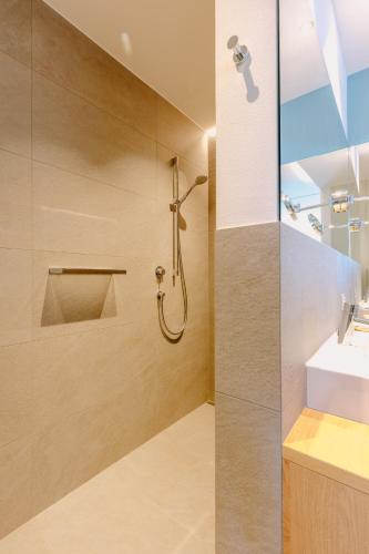 a bathroom with a shower and a sink at La Villetta 17 Ruhige, moderne Appartements in Lana in Lana