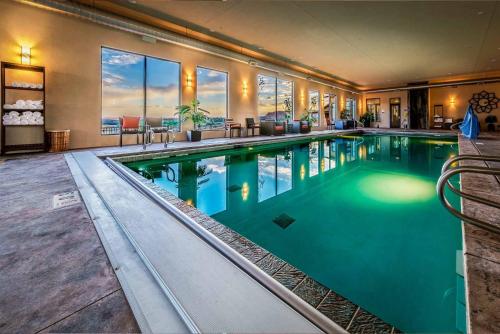 a large swimming pool in a hotel room at Desert Rose Resort & Cabins in Bluff