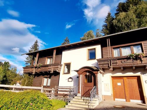 Το κτήριο όπου στεγάζεται  το διαμέρισμα