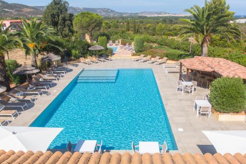 uma imagem de uma piscina num resort em Hotel Cesario em Calvi