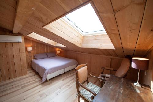 1 dormitorio con 1 cama y ventana en una habitación en L'annexe de ma cabane, en Burdeos