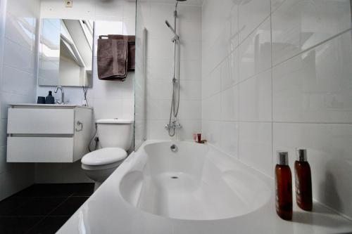 A bathroom at Beautiful penthouse near Rai and centre