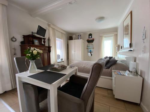 a living room with a desk and a bed at Mevira Appartement in Zandvoort