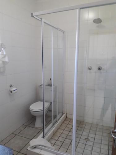Bilik mandi di Culdesac Guesthouse Oudtshoorn