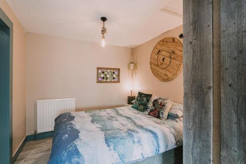 - une chambre avec un lit et une poutre en bois dans l'établissement Seagulls Nest Northern Ireland, à Newcastle