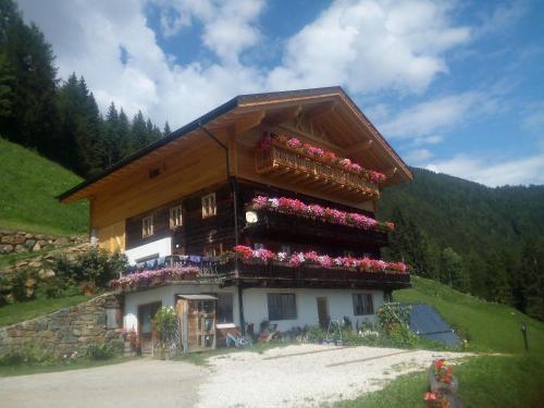 un edificio con flores a un lado. en Chalet Niederhaushof, en Ultimo