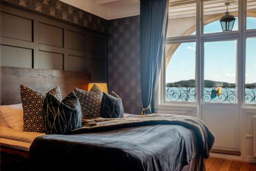 מיטה או מיטות בחדר ב-Waxholms Hotell