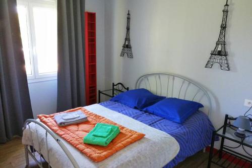 - une chambre avec un lit et 2 serviettes dans l'établissement Maison 8 personnes à 10 mn Futuroscope, à Vendeuvre-du-Poitou