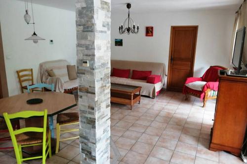 un salon avec un canapé et une table dans l'établissement Maison 8 personnes à 10 mn Futuroscope, à Vendeuvre-du-Poitou