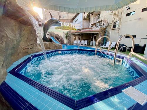uma piscina com escorrega num hotel em Hotel Adriand's em Machala