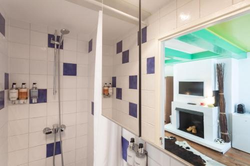 uma casa de banho com um espelho e uma lareira em Tulip of Amsterdam em Amsterdã
