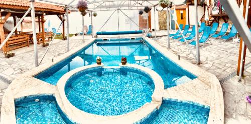 サパレヴァ・バニャにあるFamily Hotel Carpe Diemの青い水を使用したクルーズ船のプール