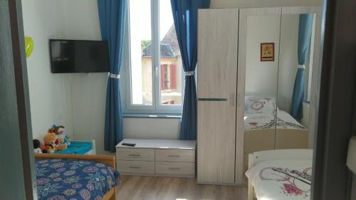 um pequeno quarto com uma cama e uma janela em Appartement 2 chambres 52 m2 centre ville em Vendôme