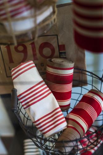 a wire basket with red and white striped socks at Hotel Rio Bidasoa in Hondarribia