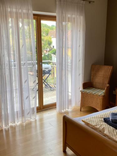 1 dormitorio con 1 cama, 1 silla y 1 ventana en Ferienwohnung Kunstmeile en Oberhausen
